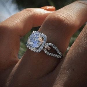 💍 Shiny Inlaid Jeweled Ring